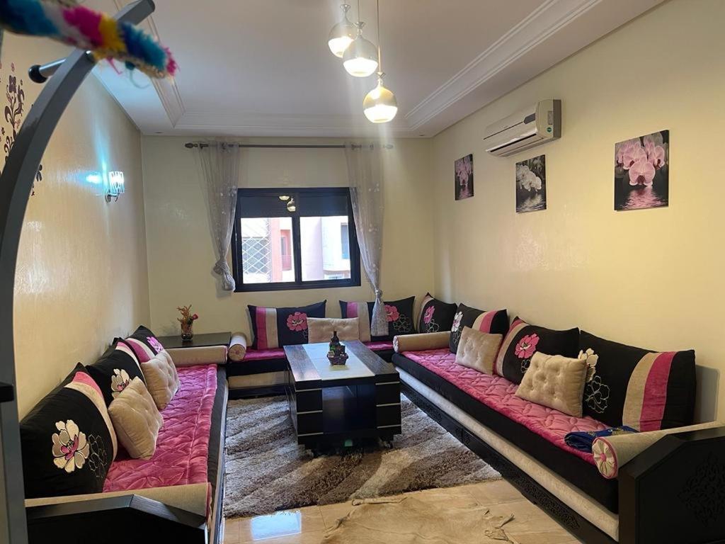 Magnifique Appartement Spacieux Confort Propre Familial 2 Chambres Salon Et Salle A Manger A 20Mn A Pied De Place Jemaa El Fina 4 Piscines Dans Espace De Golf A 12 Mn En Voitures L Entree Est Gratuit Pour La Clientele Ouvert Entre 10H Et 20H Marraquexe Exterior foto