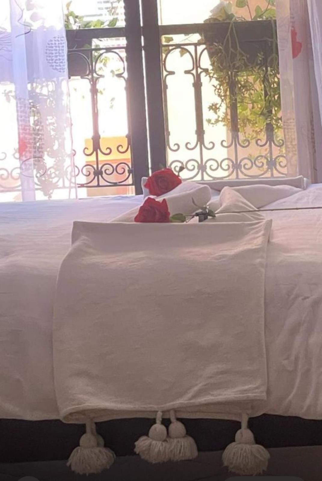 Magnifique Appartement Spacieux Confort Propre Familial 2 Chambres Salon Et Salle A Manger A 20Mn A Pied De Place Jemaa El Fina 4 Piscines Dans Espace De Golf A 12 Mn En Voitures L Entree Est Gratuit Pour La Clientele Ouvert Entre 10H Et 20H Marraquexe Exterior foto