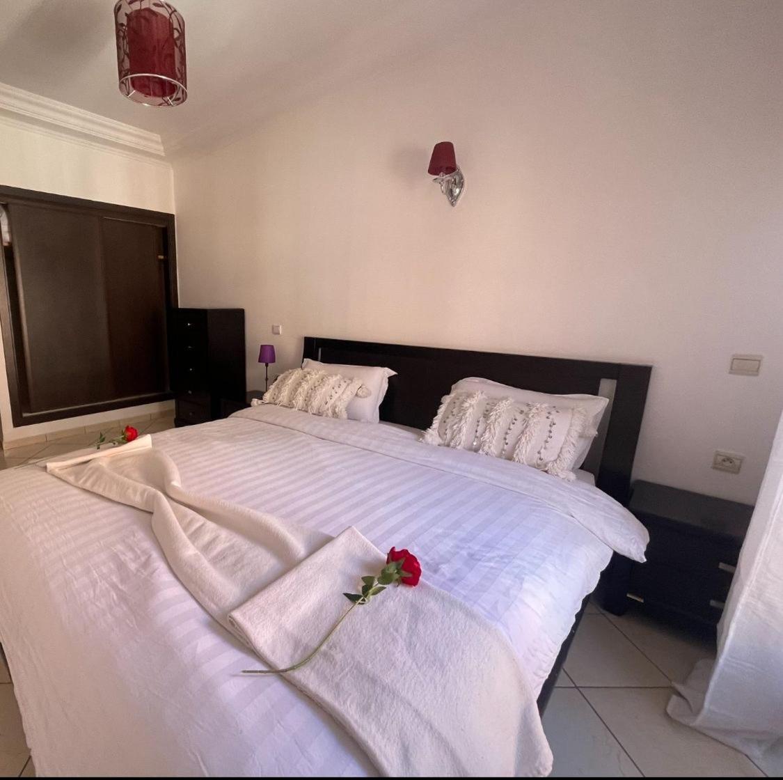 Magnifique Appartement Spacieux Confort Propre Familial 2 Chambres Salon Et Salle A Manger A 20Mn A Pied De Place Jemaa El Fina 4 Piscines Dans Espace De Golf A 12 Mn En Voitures L Entree Est Gratuit Pour La Clientele Ouvert Entre 10H Et 20H Marraquexe Exterior foto